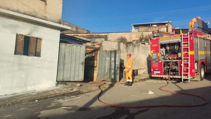 Corpo de Bombeiros apaga fogo em residência no bairro Canaã em Varginha
