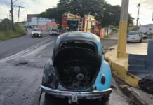 Fusca pega fogo na Avenida Plínio Salgado Incêndio em fusca azul