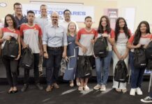 Governo de Minas anuncia distribuição de kits escolares para estudantes da rede estadual de ensino Os kits escolares distribuídos pelo Governo de Minas visam garantir igualdade de oportunidades, promover o desenvolvimento educacional, incentivando a permanência na escola.