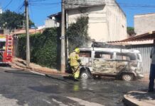 Kombi da Prefeitura de Varginha pega fogo no bairro Corcetti Na manhã de hoje uma Kombi da Prefeitura de Varginha pegou fogo na Rua Antônio Rezende Almeida, no bairro Corcetti, não houve feridos.