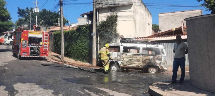 kombi-prefeitura-varginha-fogo Na manhã de hoje uma Kombi da Prefeitura de Varginha pegou fogo na Rua Antônio Rezende Almeida, no bairro Corcetti, não houve feridos.