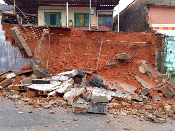 muro-desaba-corcetti O desabamento do muro de arrimo aconteceu na Rua José Fabiano Pereira, no bairro Corcetti em Varginha.