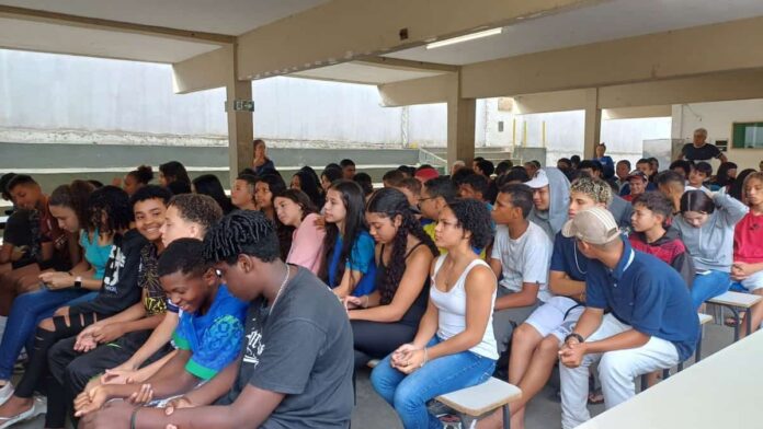 palestra-racismo Os estudantes da Escola Estadual Antônio Correa Carvalho participaram de uma palestra sobre racismo.