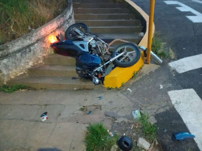 casal de moto sem capacete