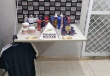 Polícia Militar prende mulher por furto e agressão Segundo a PM, a mulher teria furtado uma farmácia e uma loja de roupas e ainda teria agredido a dona da loja.