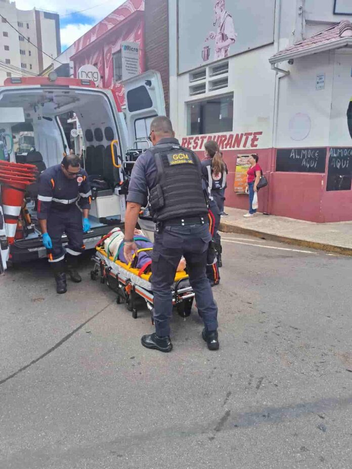 guarda-municipal-varginha-atropelamento Guarda Municipal de Varginha socorre idosa atropelada no centro de Varginha.