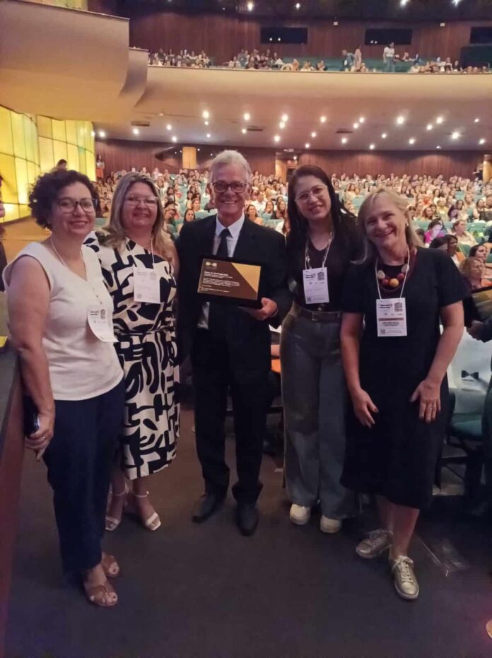 homenagm ex-prefeito vérdi Varginha participa do Café com Prosa / Undime 2025 que celebra 10 anos de transformação na educação pública mineira e recebe homenagem.