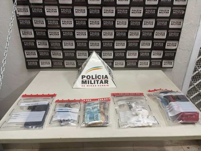 trafico-de-drogas A Polícia Militar prendeu um homem por tráfico de drogas em um bar no bairro Sion, nesta quarta-feira.