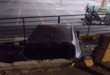 Homem foge após bater e cair em estacionamento de supermercado carro abc