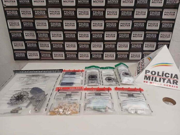 drogas-arma drogas e arma aprendidos pela PM em Varginha