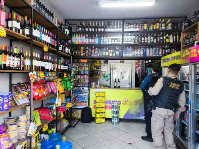 fiscalização da receita federal em loja de bebidas em varginha