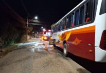 Ônibus tem princípio de incêndio no bairro Jardim das Oliveiras ônibus