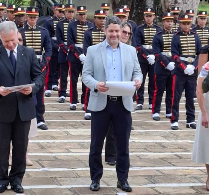 procurador-varginha-evandro-santos O procurador de Varginha, Dr. Evandro Santos, recebe honraria da Escola de Sargentos das Armas em reconhecimento à sua contribuição à instituição militar.
