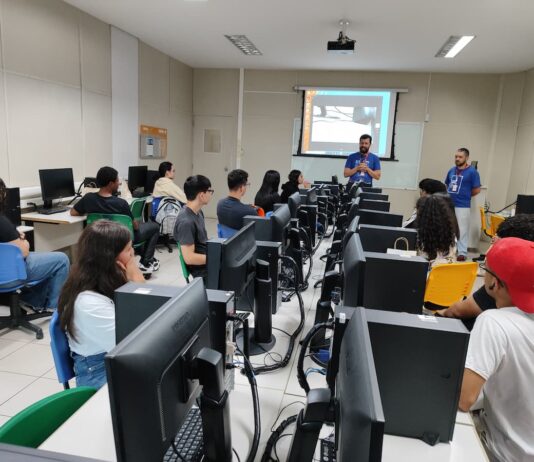 Sistema Fecomércio oferece 98 vagas gratuitas em cursos de TI em Varginha Alunos na sala de aula InformáticaSenac Fecomércio Varginha