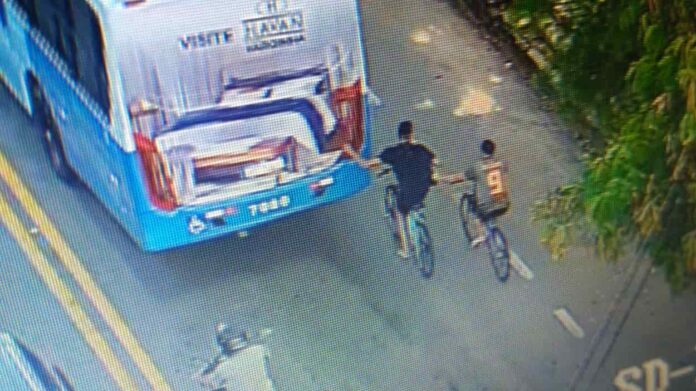 Adolescentes foram flagrados se segurando em ônibus em movimento, fazendo surf de rabeira