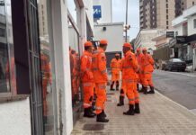 Corpo de Bombeiros fazem treinamento no Centro de Varginha Treinamento interno do Corpo de Bombeiros, no centro de Varginha, simula resgate de pessoas presas em elevador.