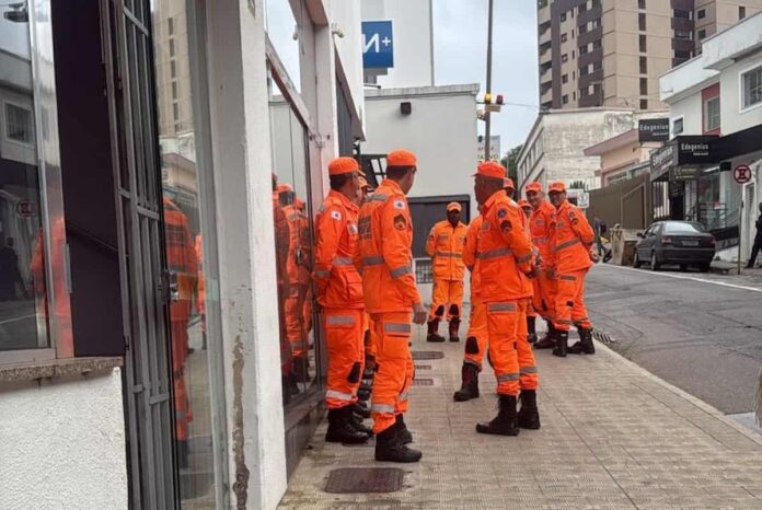 Treinamento interno do Corpo de Bombeiros, no centro de Varginha, simula resgate de pessoas presas em elevador.