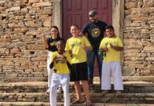 Instituto Amanda Ribas conquista sua primeira medalha em competição oficial de karatê Atletas do intituto com a professora Luciane Carvalho e o aixiliar de treinamento e faixa preta da modalidade, José Simplício de Souza Neto.
