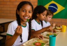 Brasil sai do Mapa da Fome e é destaque mundial em combate à insegurança alimentar Menina comendo na escola - Brasil sai do Mapa da Fome
