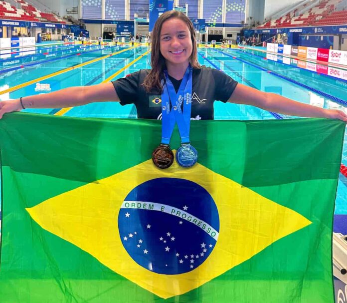 Addilla Caroline, representante de Varginha, brilhou no Campeonato Mundial de Natação Master 2025 com duas medalhas e redução em todos os tempos individuais