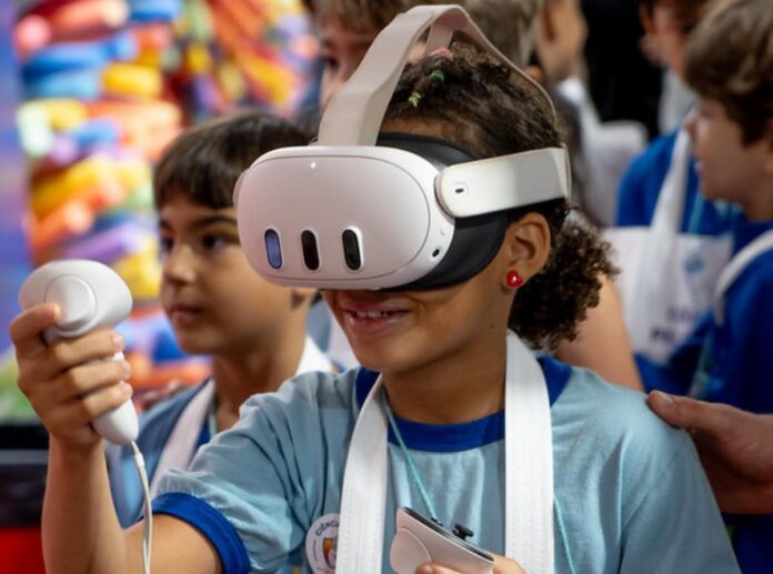 Apoio a eventos de empreendedorismo e inovação criança com óculos de realidade virtual