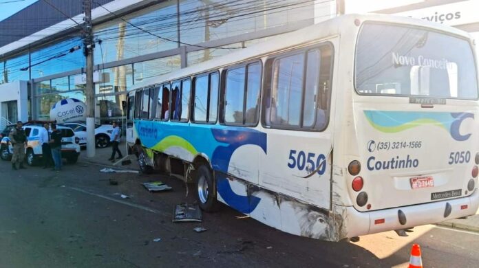 acidente ônibus caminhão