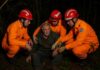 Vídeo: Bombeiros resgatam idoso em mata fechada durante a noite em Varginha Bombeiros resgatam idoso em mata fechada durante a noite em Varginha