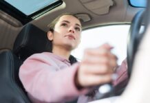 O que explica as diferenças no valor do IPVA entre estados? mulher no carro