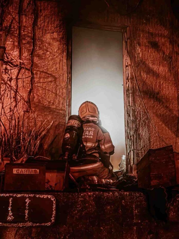 incêndio residência resende Bombeiros controlam incêndio em casa abandonada no bairro Resende, em Varginha