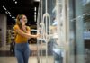 Fampe Delas viabiliza R$ 167,3 milhões em crédito para mulheres empreendedoras em Minas Gerais mulher-com-carrinho-de-compras-abrindo-geladeira-para-levar-comida-no-supermercado-enquanto-fala-ao-telefone