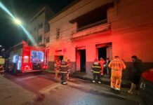 Incêndio destrói depósito no Centro de Varginha Incêndio atinge depósito no Centro de Varginha