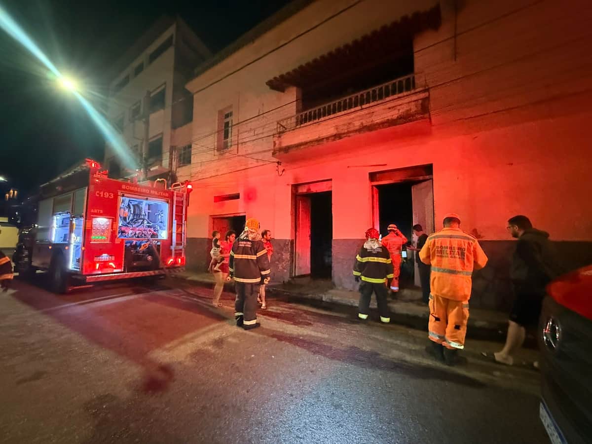 Incêndio destrói depósito no Centro de Varginha e famílias são retiradas