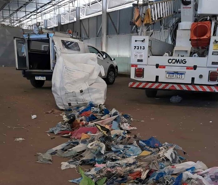 Retirada de objetos Cemig retira centenas de objetos presos à rede elétrica em preparação para o período chuvoso