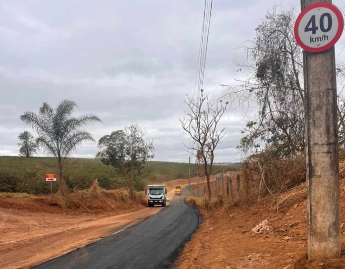 Prefeitura afaltamento na estrada da Flora, em Varginha