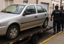 GCM de Varginha aciona guincho após localizar cartucho de munição em veículo estacionado irregularmente Gol ghinchado GCM