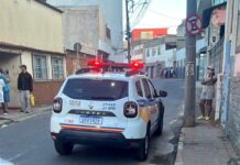 Homem de 21 anos é baleado na Rua Tiradentes, em Varginha, e acaba preso por mandado judicial