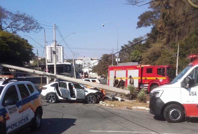 image (44) Motorista embriagado colide com poste em Varginha e é preso em flagrante