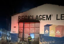 Galpão de reciclagem é destruído por incêndio durante a madrugada de sábado em Varginha Corpo de Bombeiros combate incêndio em galpão de reciclagem em Varginha