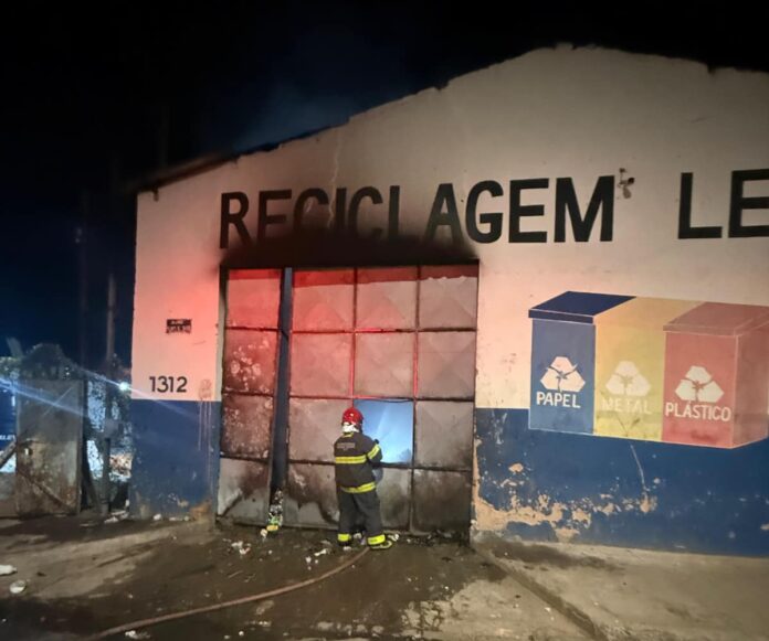 incendio-reciclagem Corpo de Bombeiros combate incêndio em galpão de reciclagem em Varginha