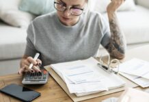 Os maiores erros financeiros que te mantêm preso às dívidas mulher com notas fiscais