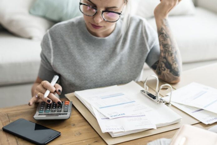 mulher-com-notas-fiscais mulher com notas fiscais