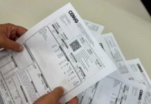 Cemig lança ação de apoio a empresas mineiras afetadas pelo tarifaço dos EUA mãos segurando conta de luz da cemig