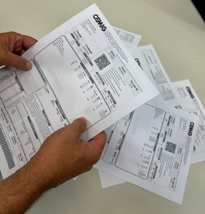 cemig-contas mãos segurando conta de luz da cemig