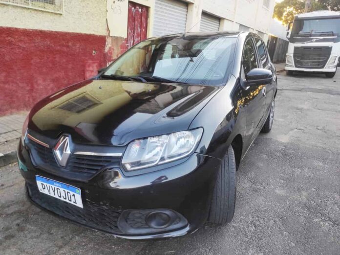 renaut-sandero Leitora vende Sandero 1.6 2015 completo em Varginha