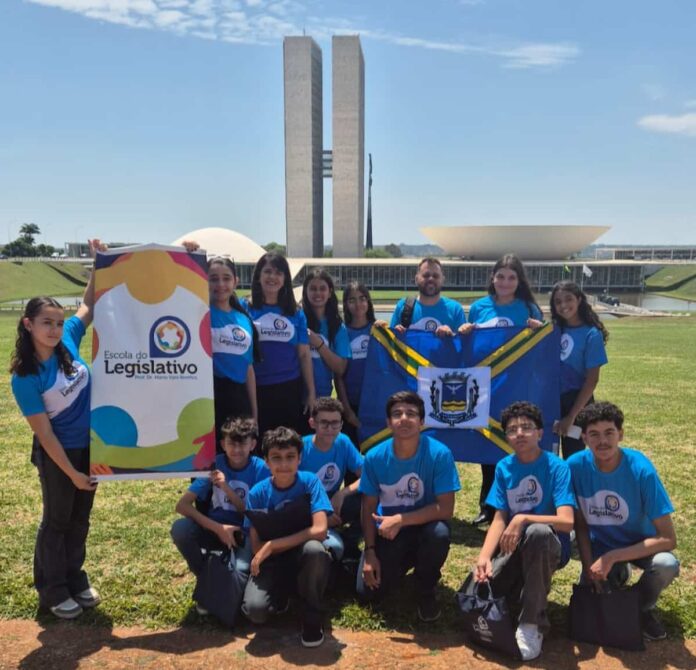 Alunos da Escola do Legislativo de Varginha participam do Câmara Mirim em Brasília Alunos da Escola do Legislativo de Varginha participam do Câmara Mirim em Brasília