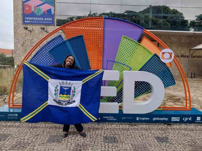 De Varginha para o Brasil professora Sabrina Aparecida Pereira conquista destaque em premiação nacional de educação Professora Sabrina Pereira, da rede municipal de Varginha, está entre os 10 melhores projetos do Brasil no Prêmio Liga STEAM, que valoriza inovação e sustentabilidade na educação.