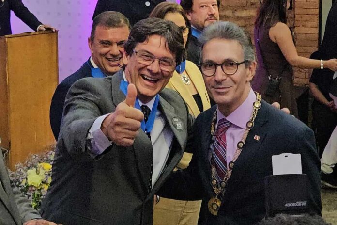 Prefeito Leonardo Ciacci recebe Medalha Santos Dumont