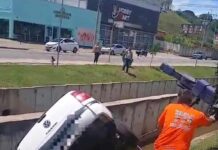Veículo cai em ribeirão e motorista é socorrido em Varginha Veículo cai em ribeirão e motorista é socorrido em Varginha