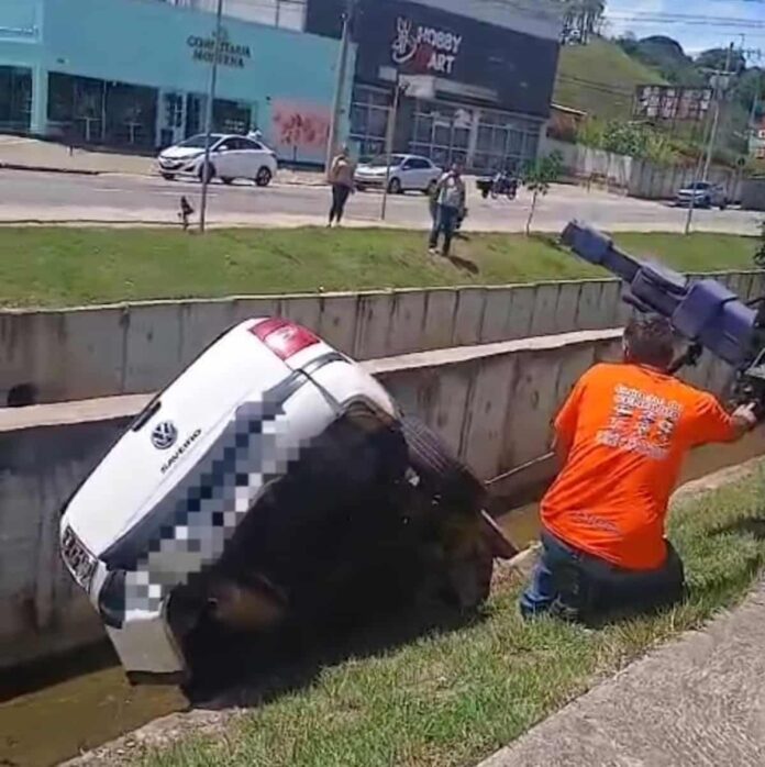 Veículo cai em ribeirão e motorista é socorrido em Varginha Veículo cai em ribeirão e motorista é socorrido em Varginha