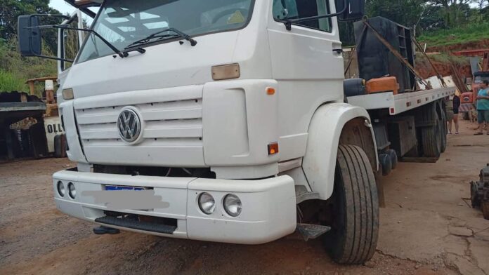caminhões adulterados varginha PM encontra caminhões adulterados, peças e placas trocadas em operação no bairro Vargem, em Varginha. Caso segue para investigação da Polícia Civil.